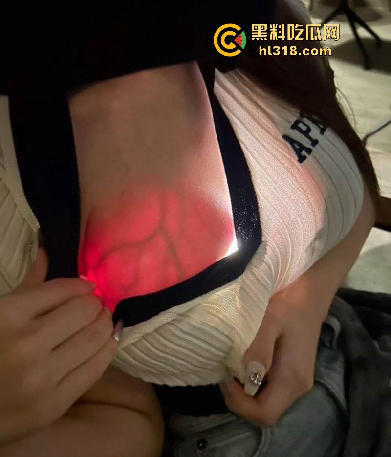 教大家如何分辨假胸，其实假胸跟灯罩一个道理，打灯上去就会完全透，宛如一个宇宙飞船！  第2张