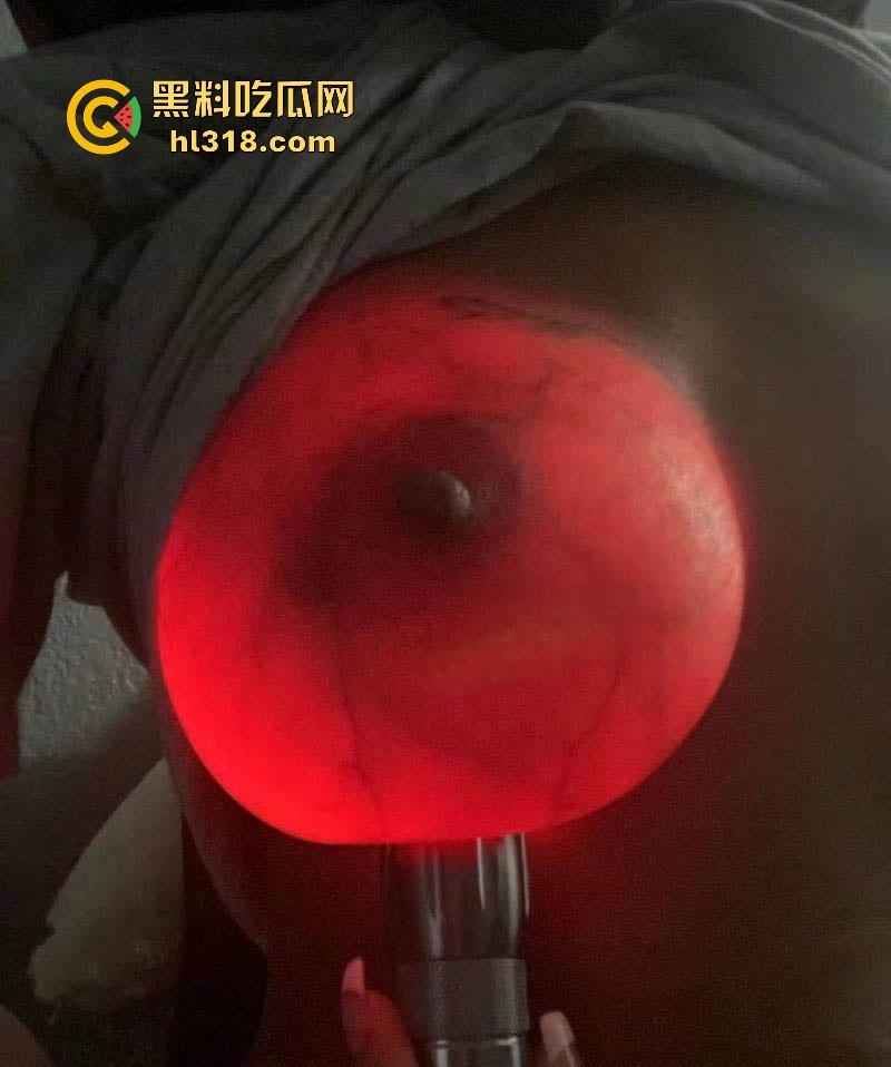 教大家如何分辨假胸，其实假胸跟灯罩一个道理，打灯上去就会完全透，宛如一个宇宙飞船！  第3张