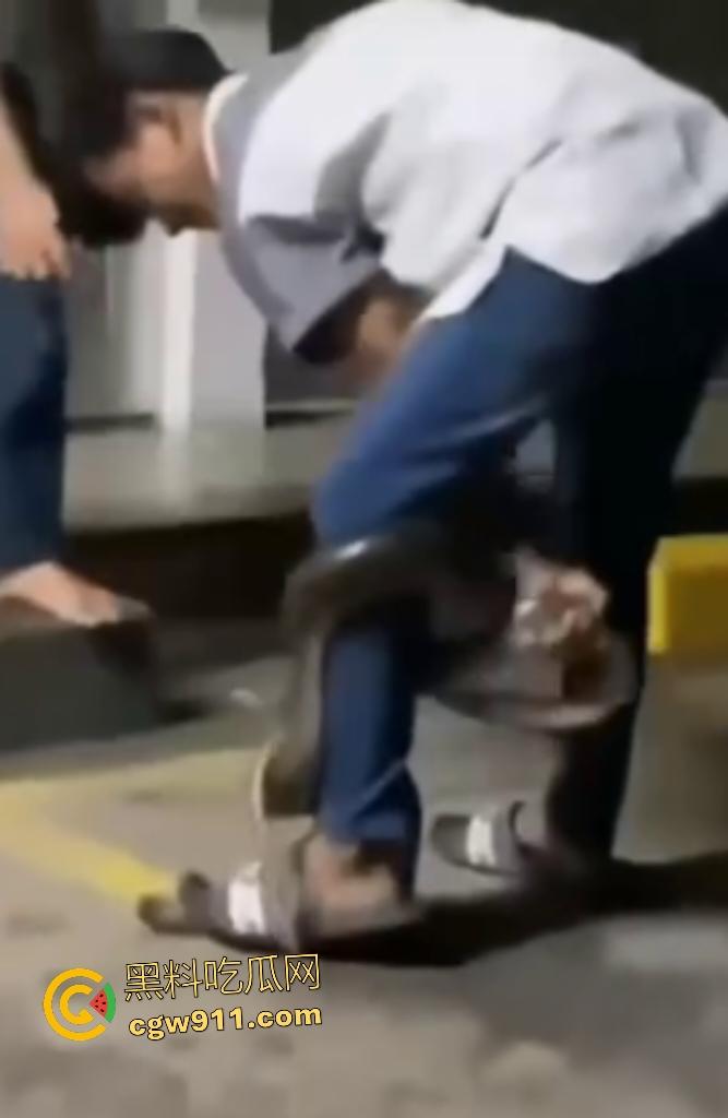 印度作死狂人闲蛋疼踩蟒蛇遭反杀！巨蟒一口咬住小腿死缠不放，发觉人太大吃不下灰溜溜逃窜！  第4张