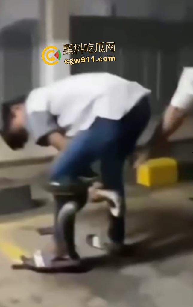 印度作死狂人闲蛋疼踩蟒蛇遭反杀！巨蟒一口咬住小腿死缠不放，发觉人太大吃不下灰溜溜逃窜！  第5张