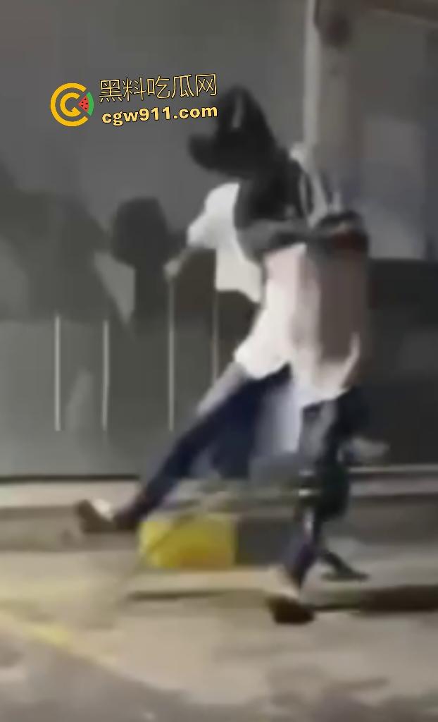 印度作死狂人闲蛋疼踩蟒蛇遭反杀！巨蟒一口咬住小腿死缠不放，发觉人太大吃不下灰溜溜逃窜！  第6张