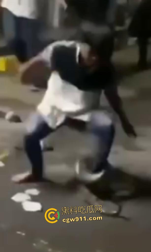 印度作死狂人闲蛋疼踩蟒蛇遭反杀！巨蟒一口咬住小腿死缠不放，发觉人太大吃不下灰溜溜逃窜！  第7张