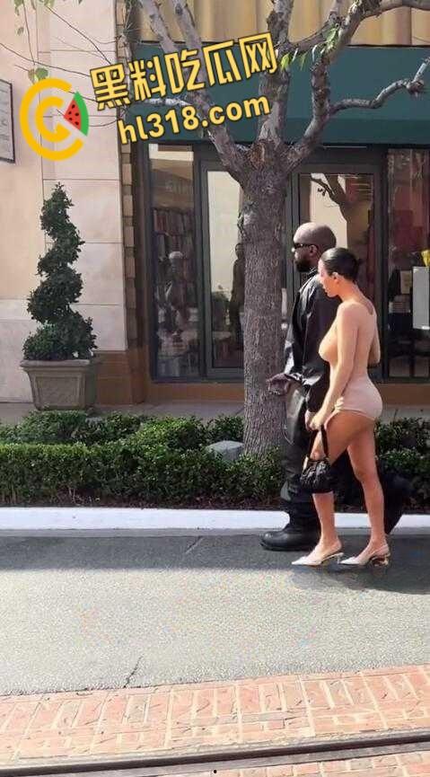 侃爷洛杉矶带老婆比安卡Bianca Censori逛街，透视装露极品豪乳，曼妙身姿白嫩巨乳清晰可见！！  第6张