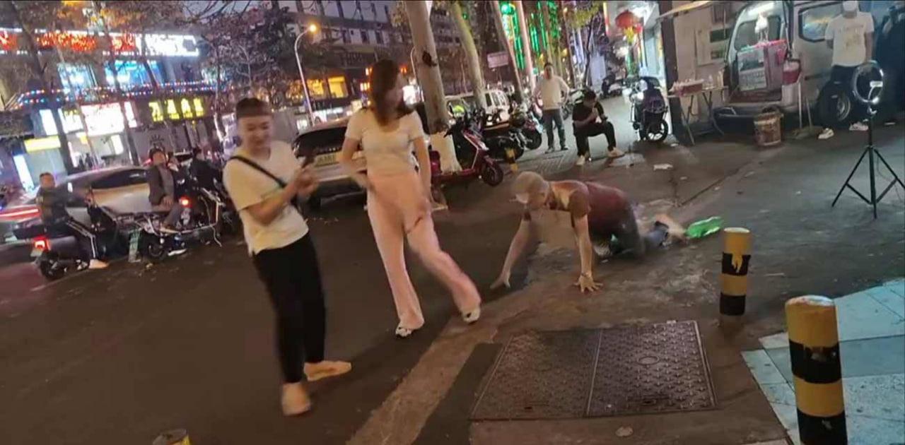 海口市 女子街头用链子牵爬行男事件 有人不做偏要做狗  第1张