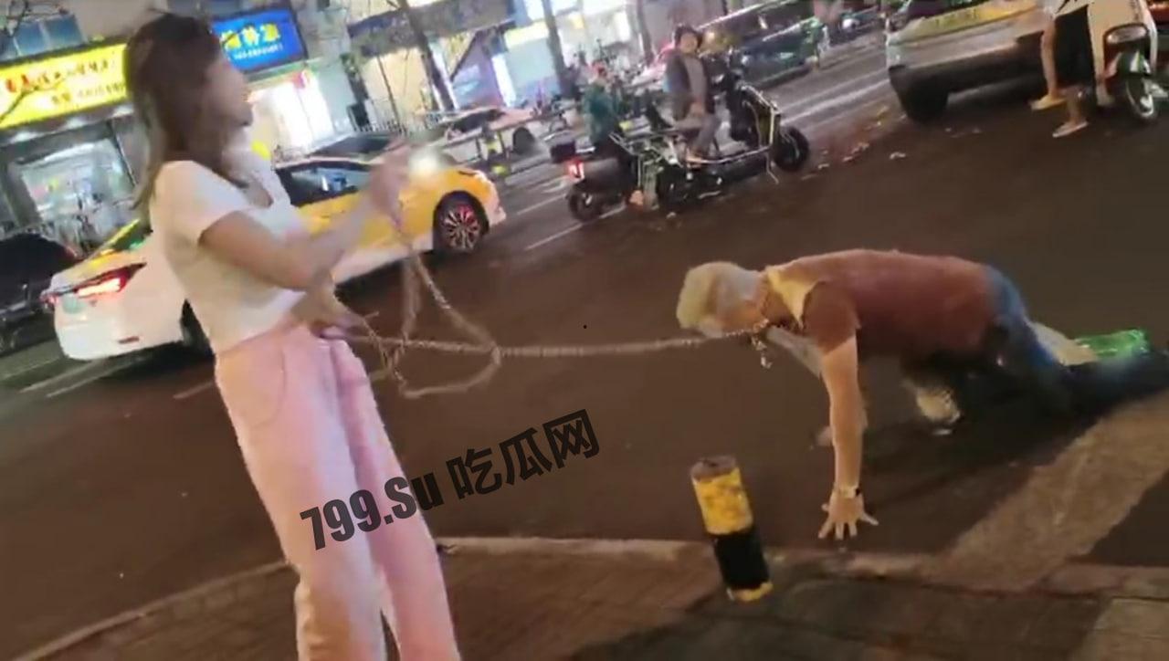 海口市 女子街头用链子牵爬行男事件 有人不做偏要做狗  第2张
