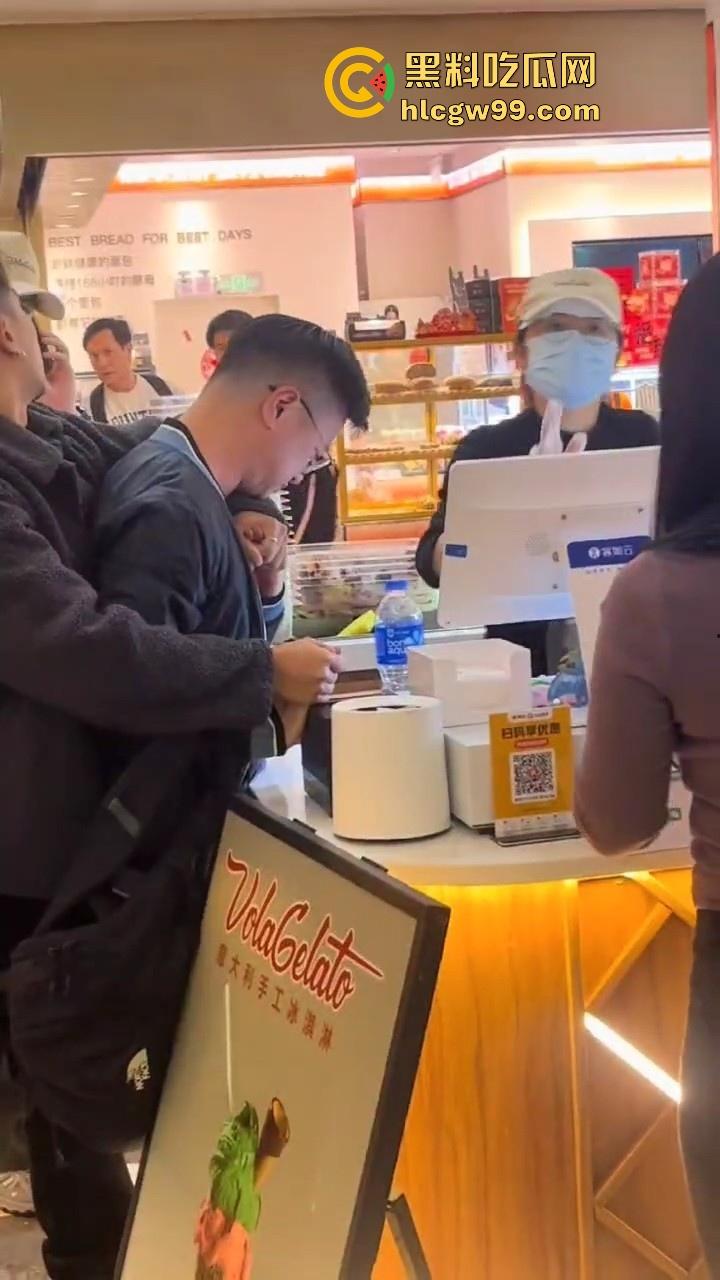 偷拍届又损失一名大将！深圳皇庭广场偷拍裙底被捉，人赃俱获被人死死锁住，偷拍技术有待提升。  第1张