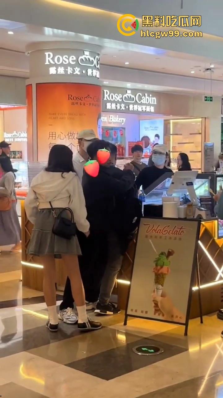 偷拍届又损失一名大将！深圳皇庭广场偷拍裙底被捉，人赃俱获被人死死锁住，偷拍技术有待提升。  第4张