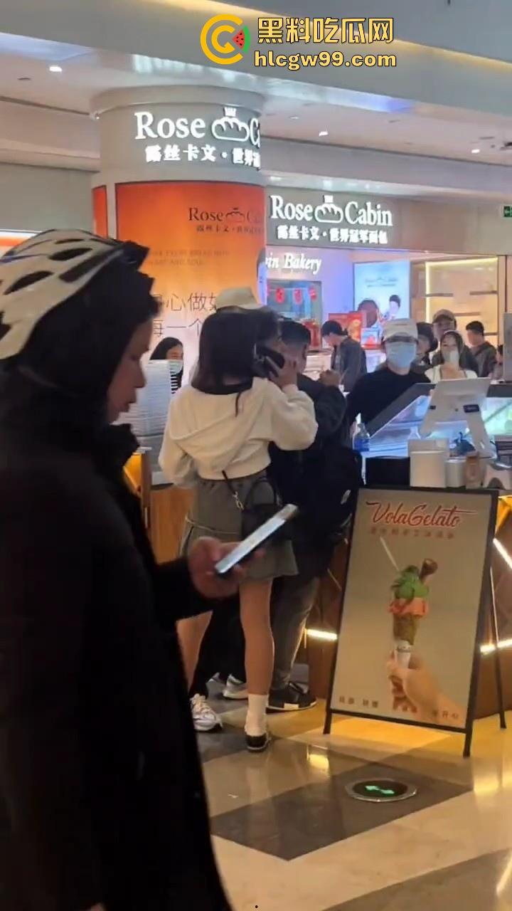 偷拍届又损失一名大将！深圳皇庭广场偷拍裙底被捉，人赃俱获被人死死锁住，偷拍技术有待提升。  第5张