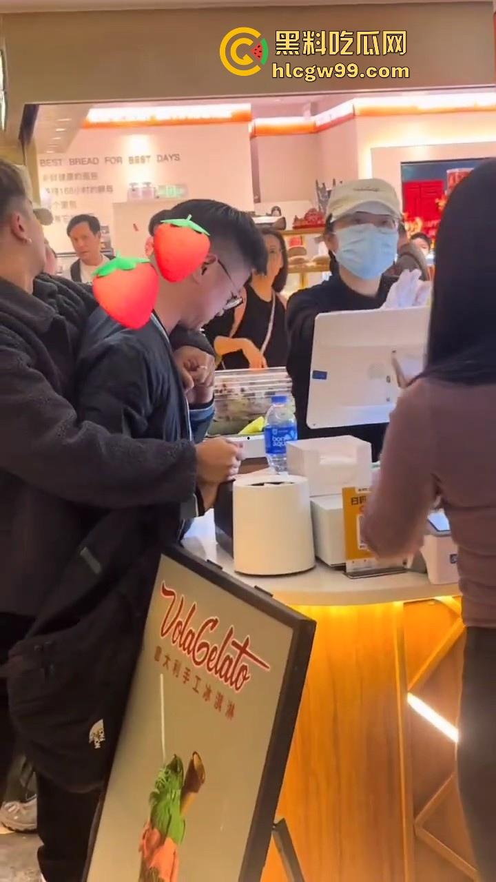 偷拍届又损失一名大将！深圳皇庭广场偷拍裙底被捉，人赃俱获被人死死锁住，偷拍技术有待提升。  第6张