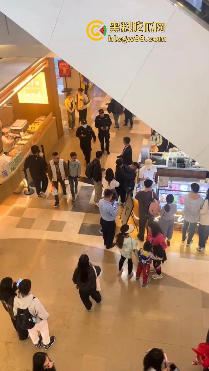 偷拍届又损失一名大将！深圳皇庭广场偷拍裙底被捉，人赃俱获被人死死锁住，偷拍技术有待提升。  第7张