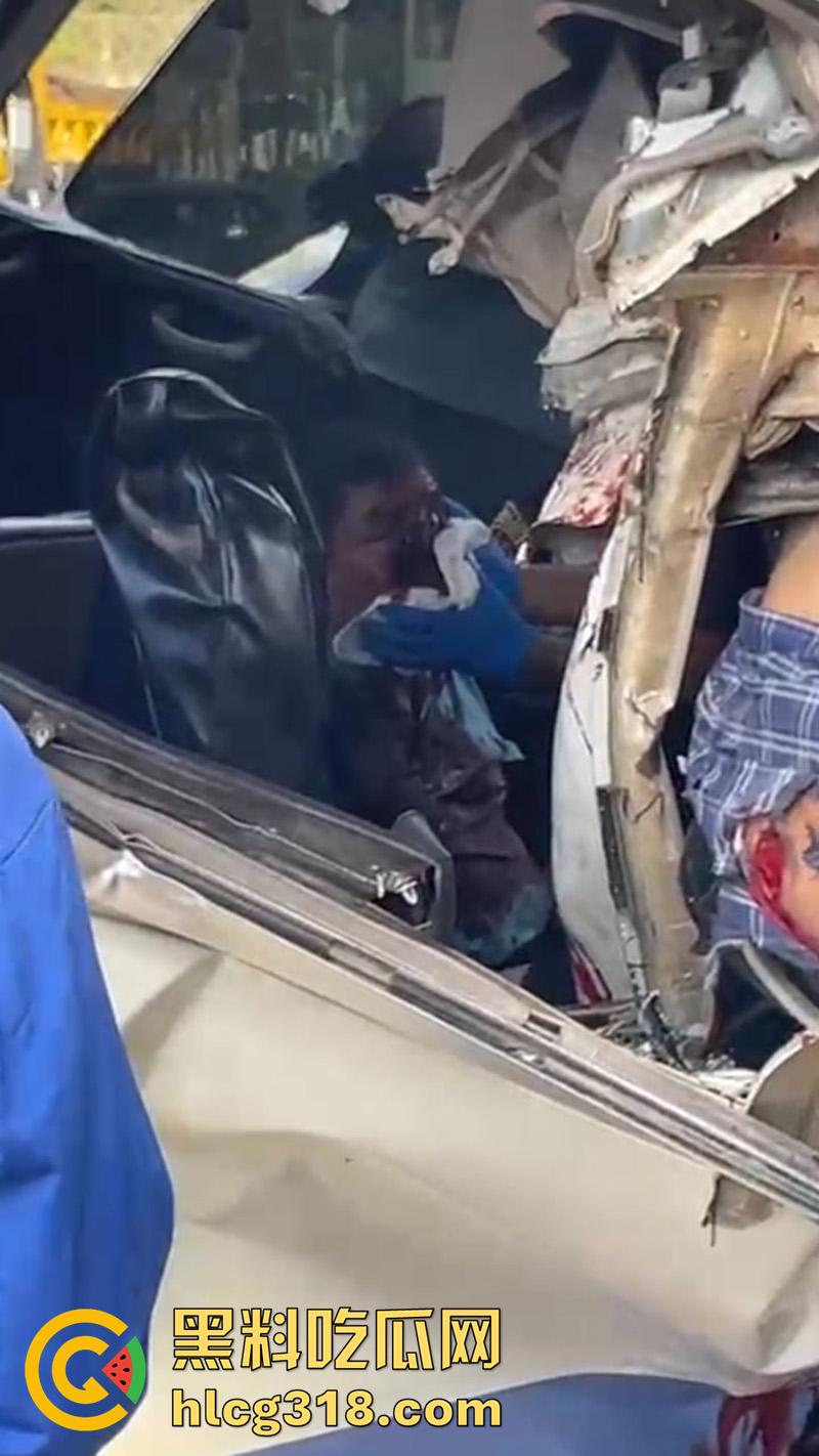 车祸没死脸却没了！印尼发生惨烈车祸，超速行驶失控撞上货车，乘客全部死亡司机面目全非！  第2张