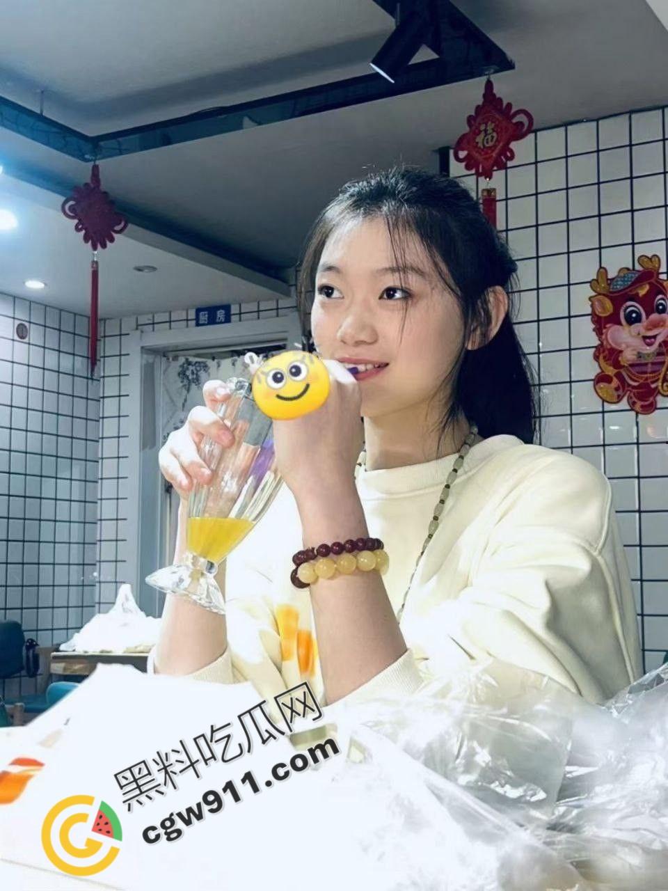 南京舞蹈女神【张梦娇】动人姿势销魂，奶大腰细无难度，3P高难折叠姿势堪称舞蹈界极品  第1张