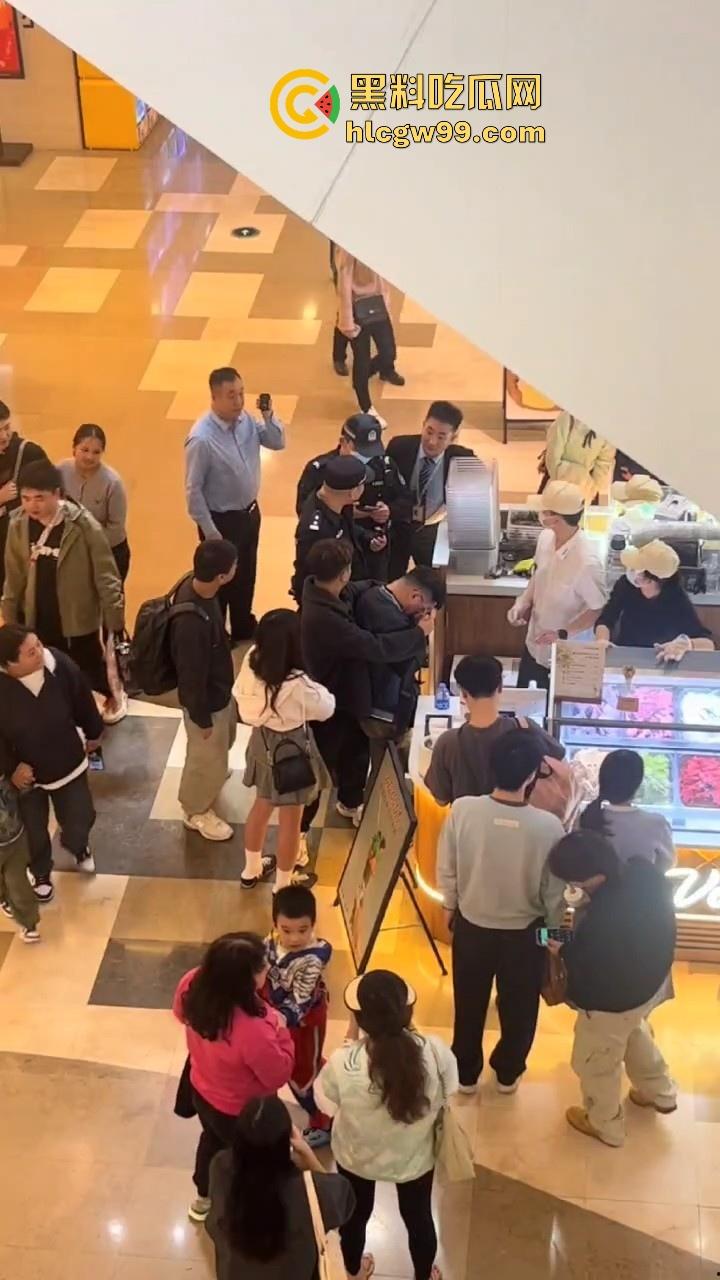 偷拍届又损失一名大将！深圳皇庭广场偷拍裙底被捉，人赃俱获被人死死锁住，偷拍技术有待提升。  第8张