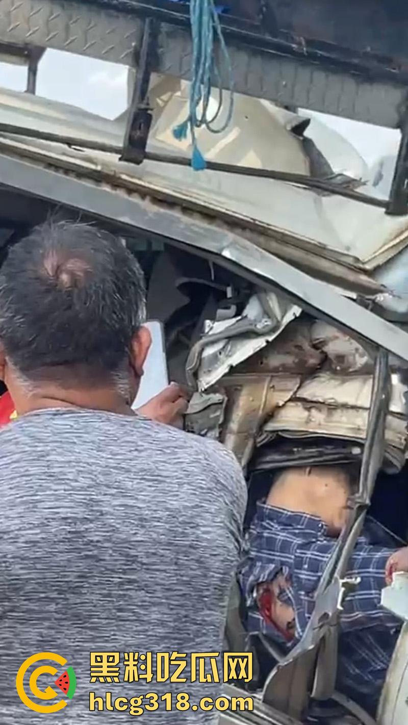 车祸没死脸却没了！印尼发生惨烈车祸，超速行驶失控撞上货车，乘客全部死亡司机面目全非！  第3张