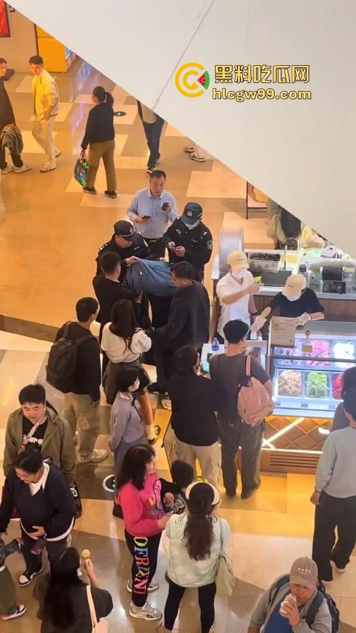 偷拍届又损失一名大将！深圳皇庭广场偷拍裙底被捉，人赃俱获被人死死锁住，偷拍技术有待提升。  第9张