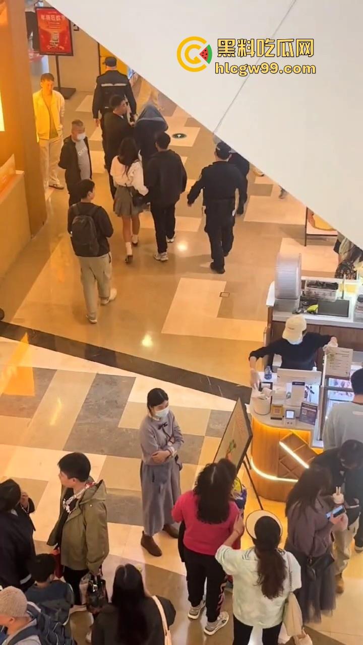 偷拍届又损失一名大将！深圳皇庭广场偷拍裙底被捉，人赃俱获被人死死锁住，偷拍技术有待提升。  第10张