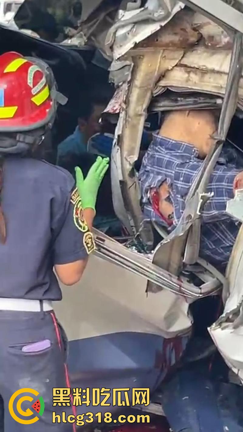 车祸没死脸却没了！印尼发生惨烈车祸，超速行驶失控撞上货车，乘客全部死亡司机面目全非！  第5张