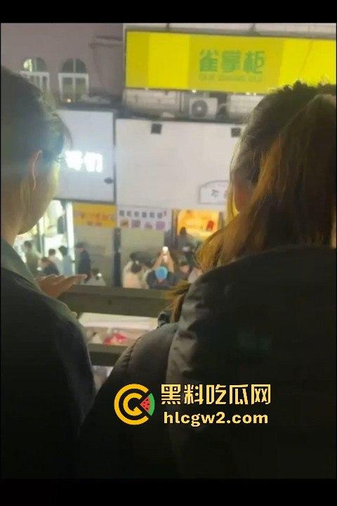 新乡大学城狗男女偷情惨遭爆锤 已婚男店主勾搭有夫之妇 结果被正主带人打趴奸夫淫妇 血溅女装店！  第5张