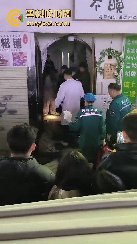 新乡大学城狗男女偷情惨遭爆锤 已婚男店主勾搭有夫之妇 结果被正主带人打趴奸夫淫妇 血溅女装店！  第6张