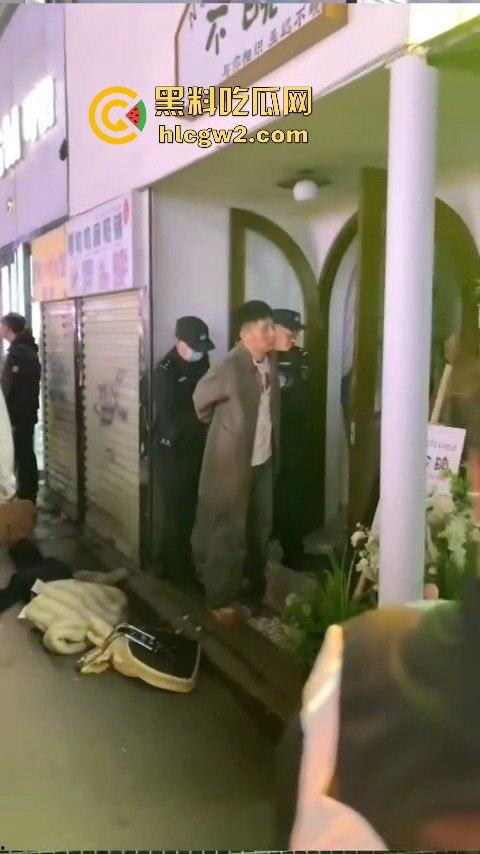 新乡大学城狗男女偷情惨遭爆锤 已婚男店主勾搭有夫之妇 结果被正主带人打趴奸夫淫妇 血溅女装店！  第7张