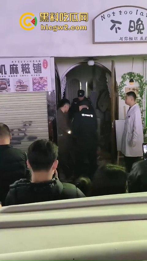 新乡大学城狗男女偷情惨遭爆锤 已婚男店主勾搭有夫之妇 结果被正主带人打趴奸夫淫妇 血溅女装店！  第11张