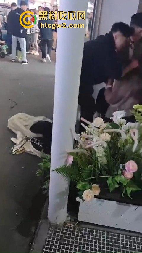 新乡大学城狗男女偷情惨遭爆锤 已婚男店主勾搭有夫之妇 结果被正主带人打趴奸夫淫妇 血溅女装店！  第12张