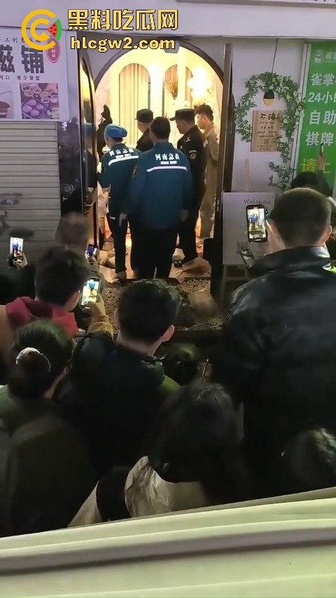 新乡大学城狗男女偷情惨遭爆锤 已婚男店主勾搭有夫之妇 结果被正主带人打趴奸夫淫妇 血溅女装店！  第13张