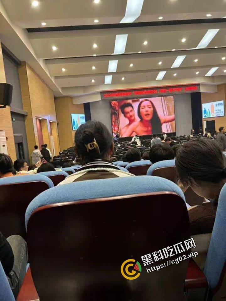 长江大学讲座时播放的不雅视频 完整版来了！韩国经典色情电影《新建文件夹2》小伙子很有品味！（字幕版）  第1张