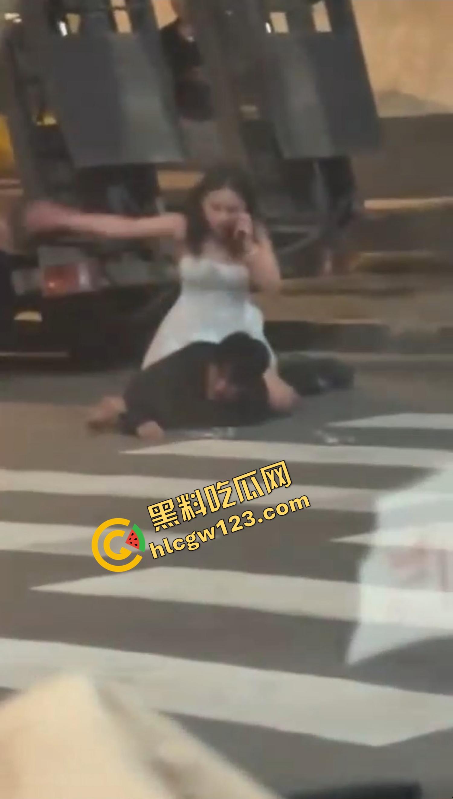 爱的有多深打得就有多狠，女的骑在男的身上连扇带踹，这会怎么没人说家暴了？龟男的痛谁替他说一句？  第5张