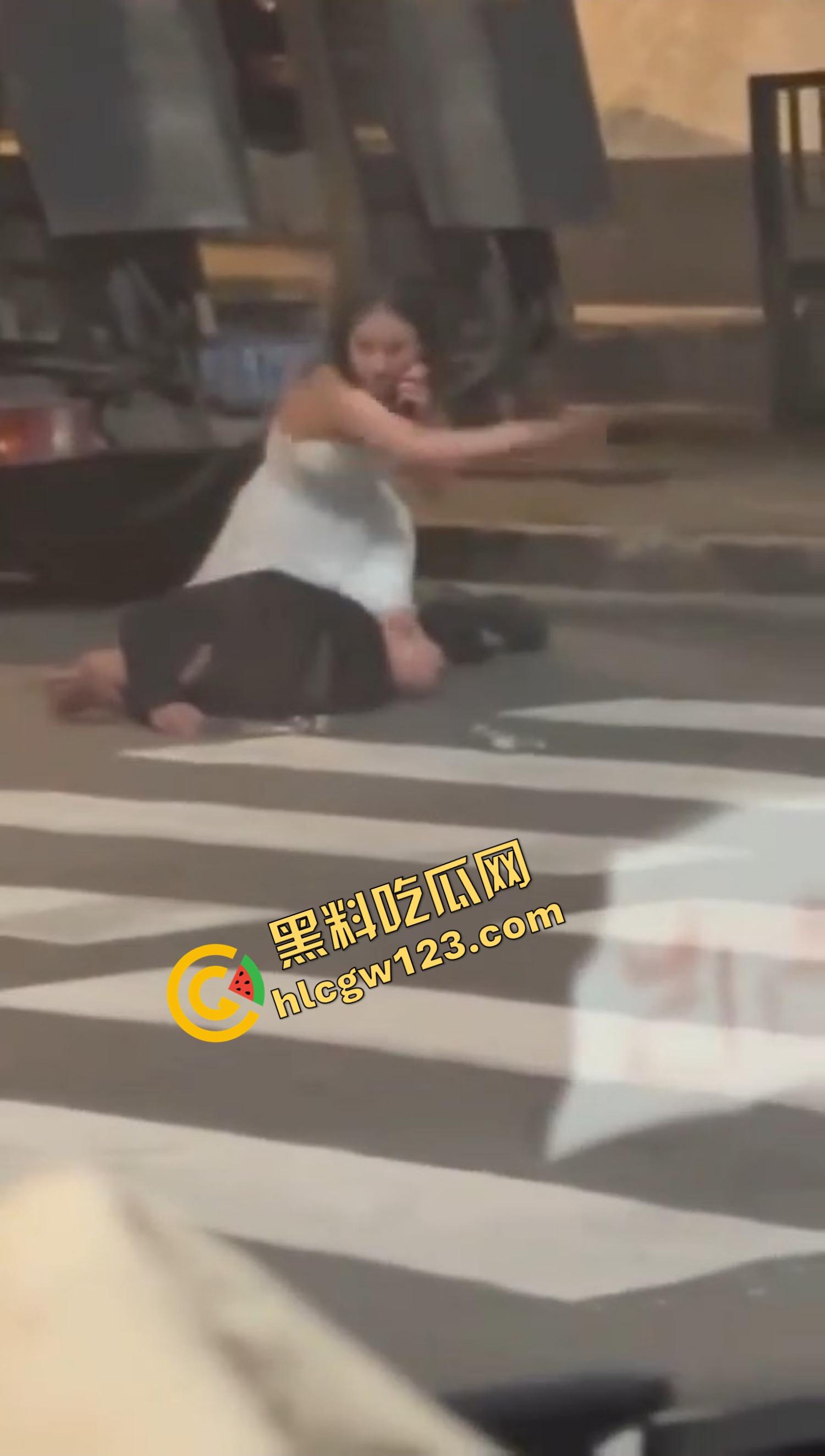 爱的有多深打得就有多狠，女的骑在男的身上连扇带踹，这会怎么没人说家暴了？龟男的痛谁替他说一句？  第8张