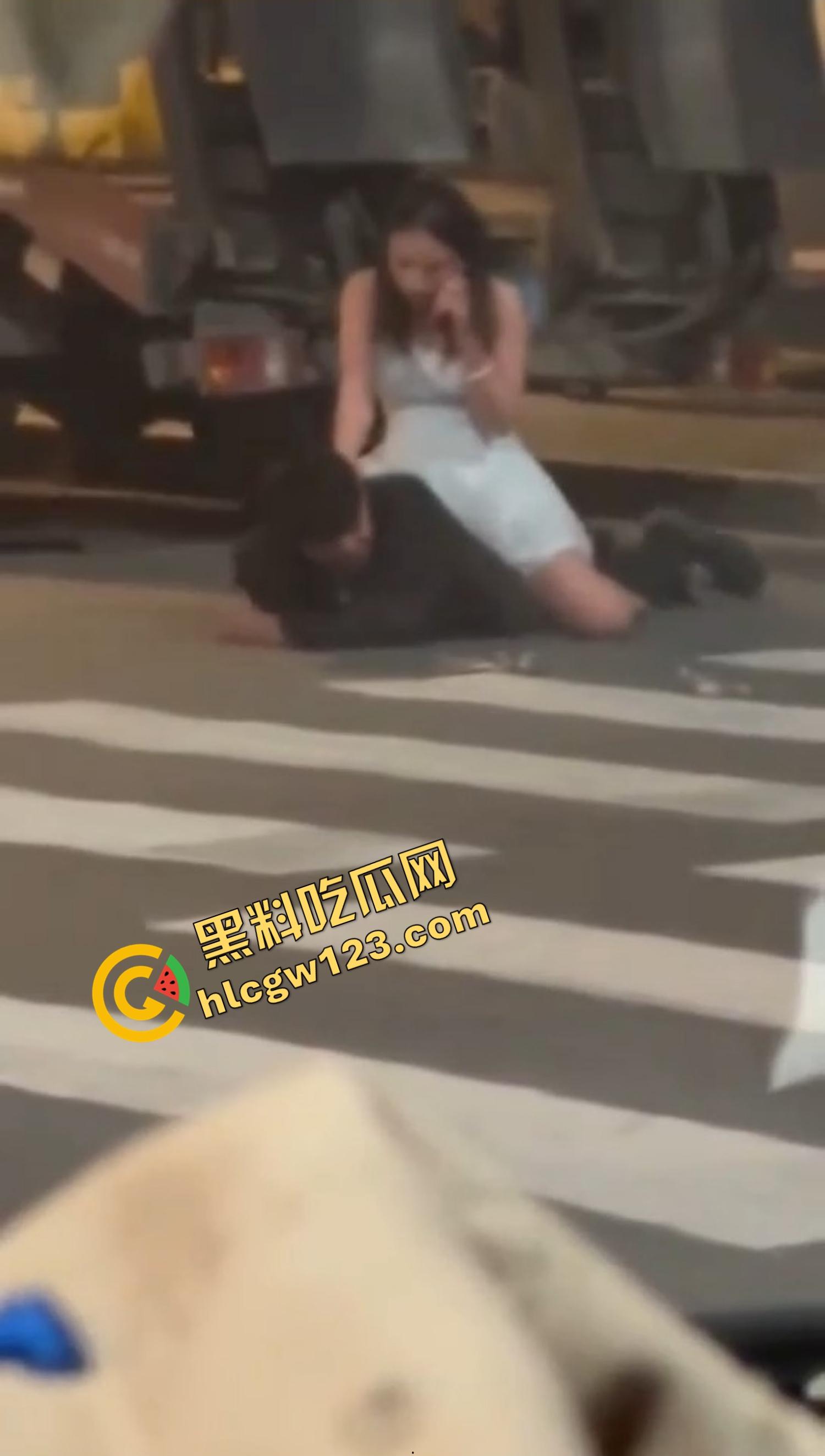 爱的有多深打得就有多狠，女的骑在男的身上连扇带踹，这会怎么没人说家暴了？龟男的痛谁替他说一句？  第10张