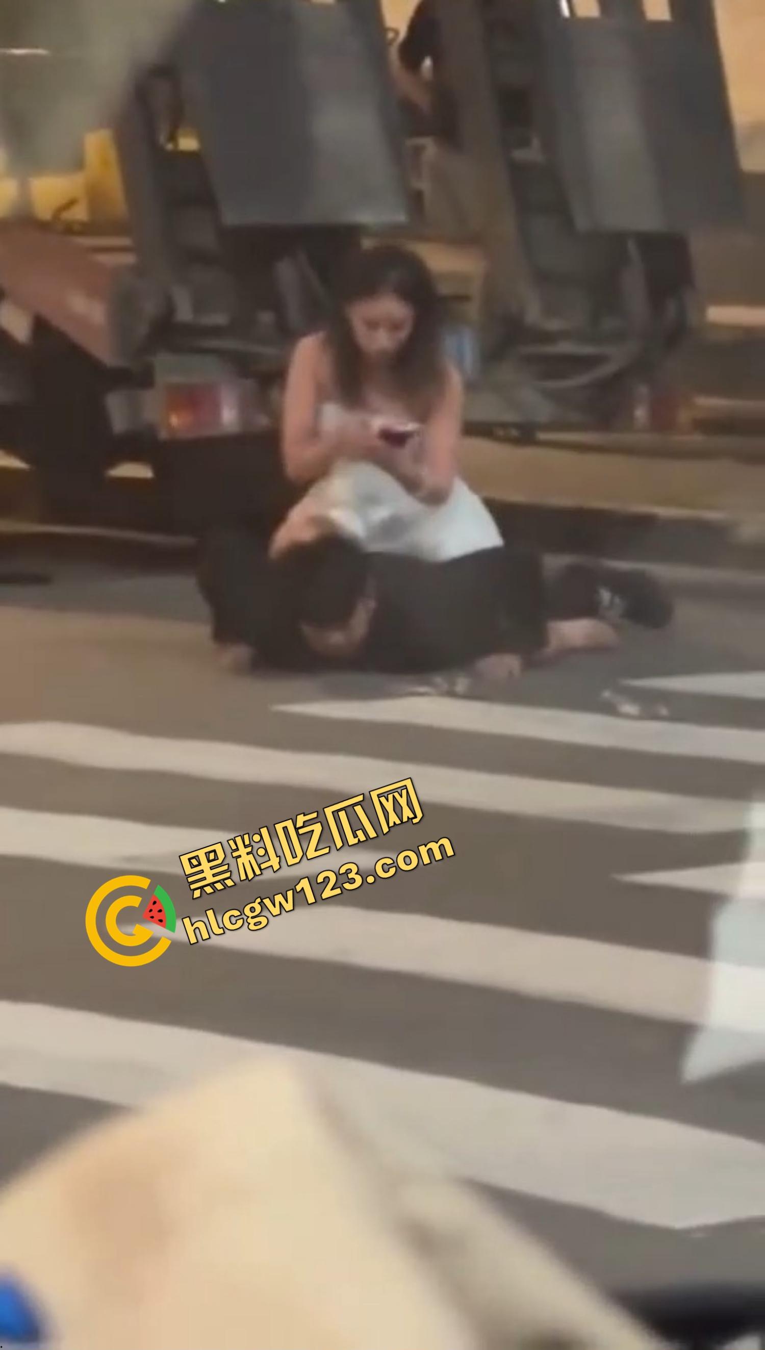 爱的有多深打得就有多狠，女的骑在男的身上连扇带踹，这会怎么没人说家暴了？龟男的痛谁替他说一句？  第12张