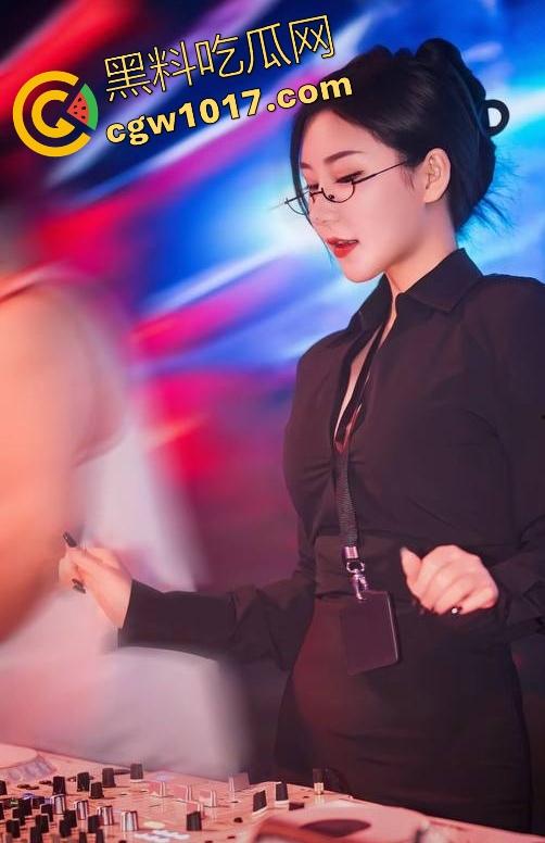 广州夜店女DJ真空打碟！不穿内裤上阵，边打碟边流淫水，收场时还随机挑选忠实听众酒店啪啪，难怪这么酒吧求着她去！  第6张