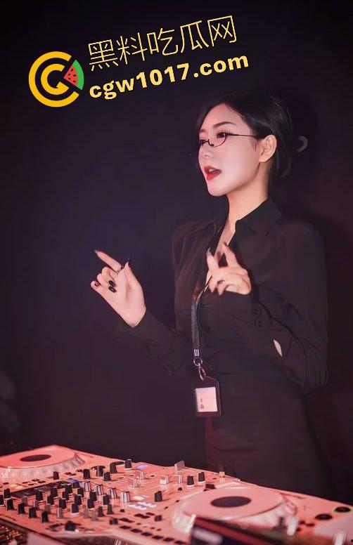 广州夜店女DJ真空打碟！不穿内裤上阵，边打碟边流淫水，收场时还随机挑选忠实听众酒店啪啪，难怪这么酒吧求着她去！  第7张
