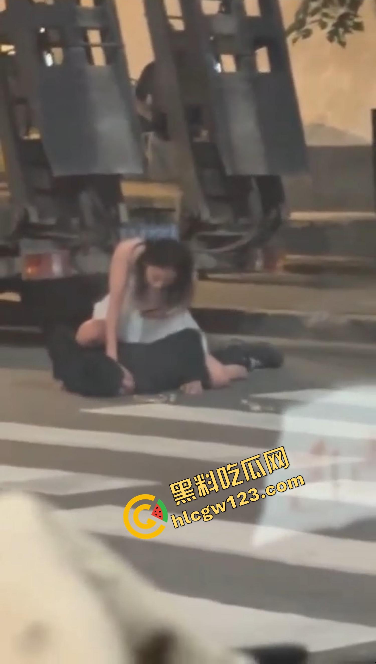 爱的有多深打得就有多狠，女的骑在男的身上连扇带踹，这会怎么没人说家暴了？龟男的痛谁替他说一句？  第14张