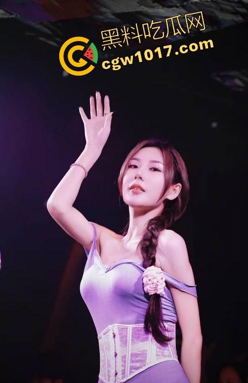 广州夜店女DJ真空打碟！不穿内裤上阵，边打碟边流淫水，收场时还随机挑选忠实听众酒店啪啪，难怪这么酒吧求着她去！  第8张