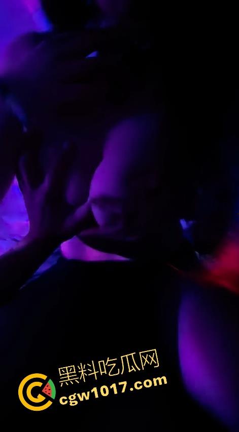 广州夜店女DJ真空打碟！不穿内裤上阵，边打碟边流淫水，收场时还随机挑选忠实听众酒店啪啪，难怪这么酒吧求着她去！  第12张