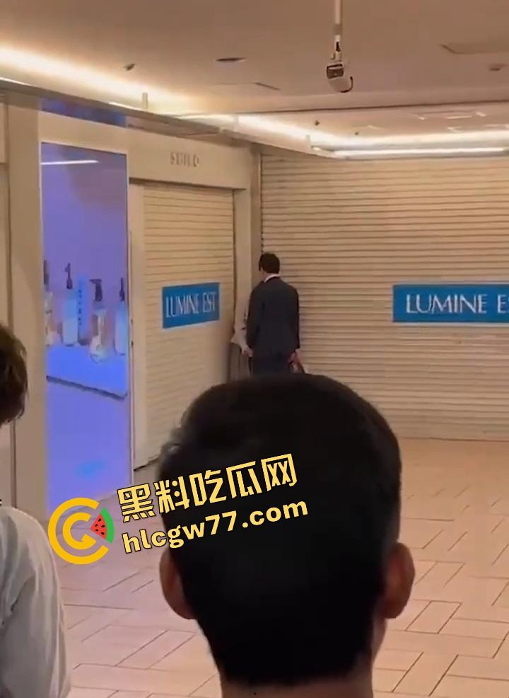 东京新宿站现场开撸？小情侣地铁口边亲边打飞机，游客人都看傻了，八嘎你们AV拍到地铁来了？  第2张