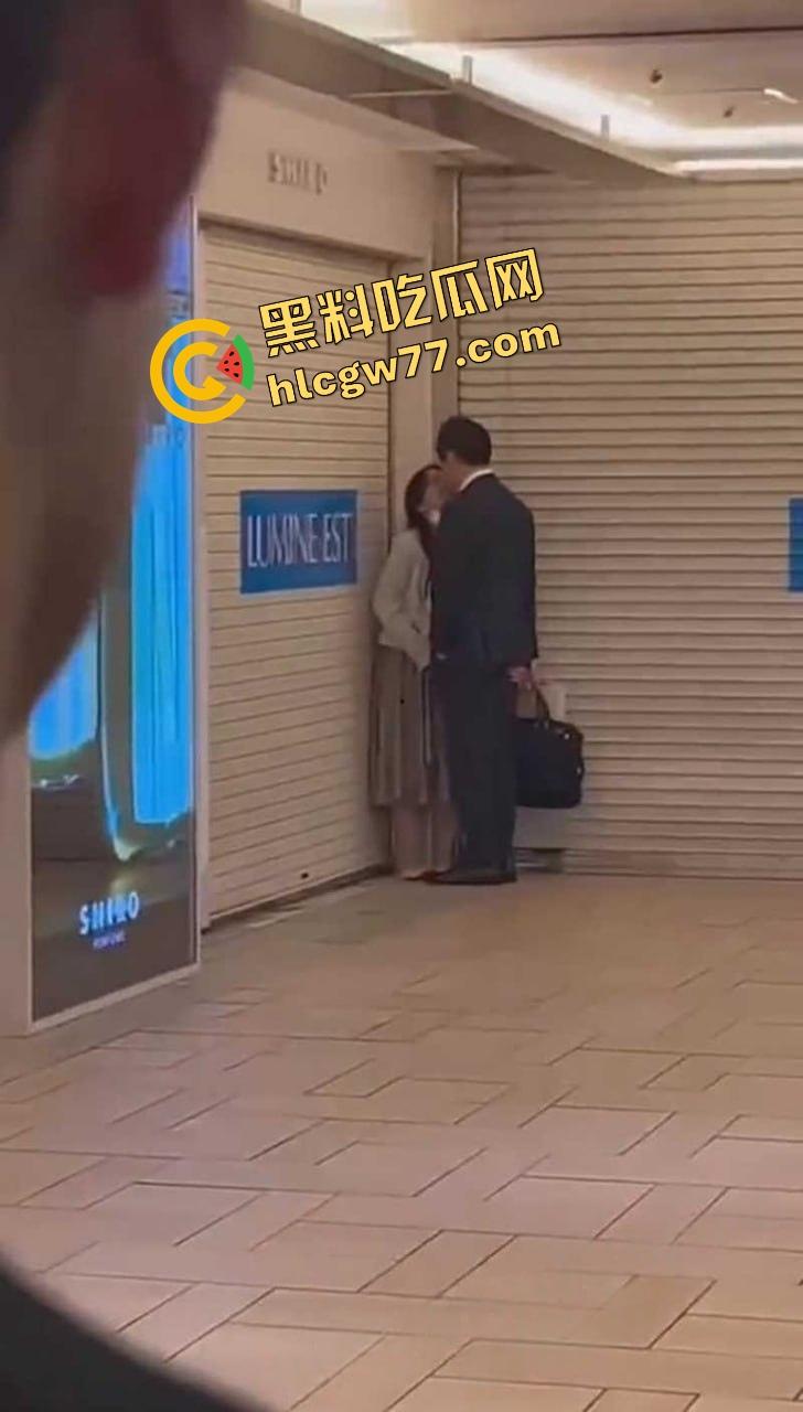 东京新宿站现场开撸？小情侣地铁口边亲边打飞机，游客人都看傻了，八嘎你们AV拍到地铁来了？  第7张