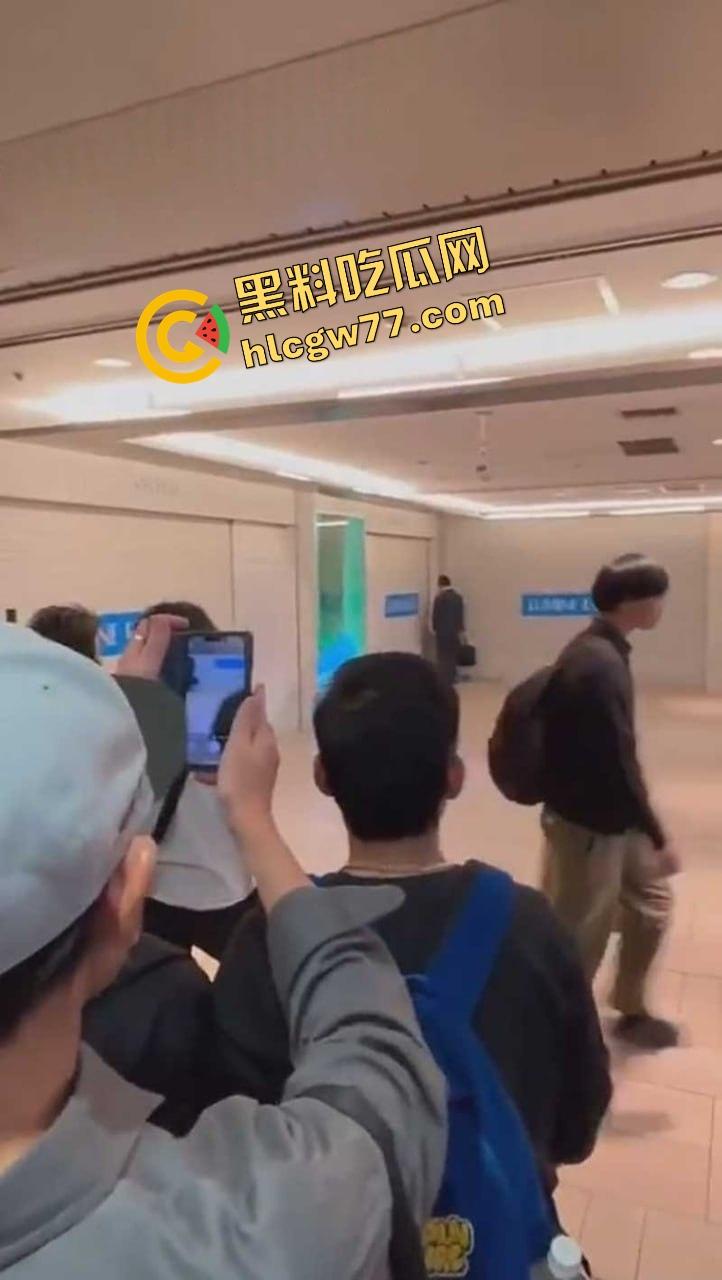 东京新宿站现场开撸？小情侣地铁口边亲边打飞机，游客人都看傻了，八嘎你们AV拍到地铁来了？  第8张