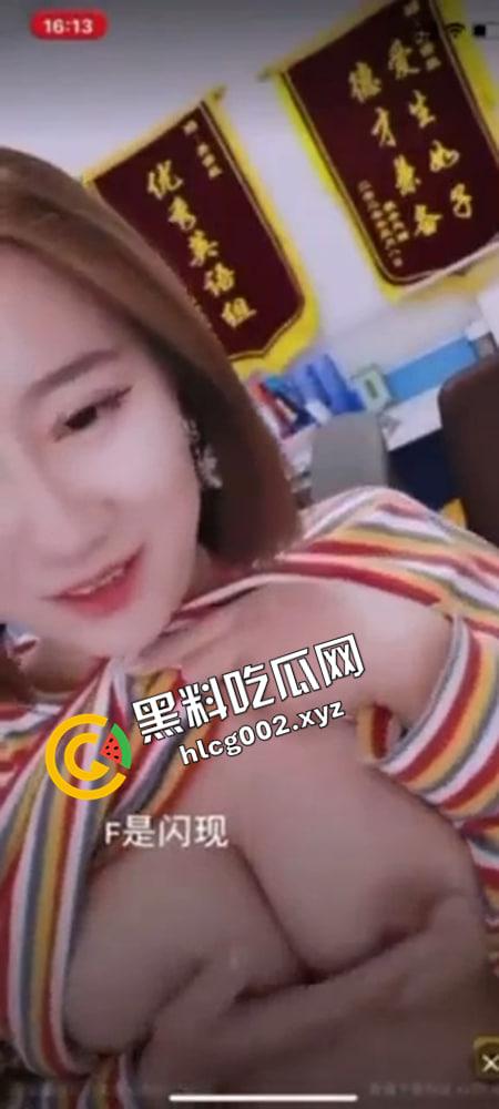 老师 求求你就给我一次吧！英语老师办公司刺激露出  野外勾引环卫工人大叔 英语老师玩的就是花 第4张