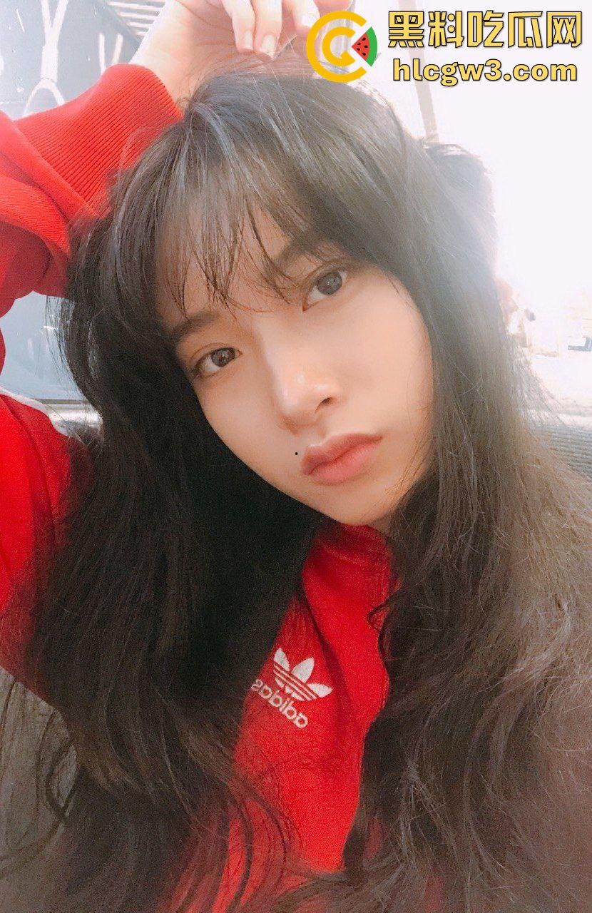 云盘惊爆大学学院派美女【薛晴晴】视频,清纯外表下骚浪翻天，富二代酒店无套猛操，口交服务后颜射满脸!  第1张