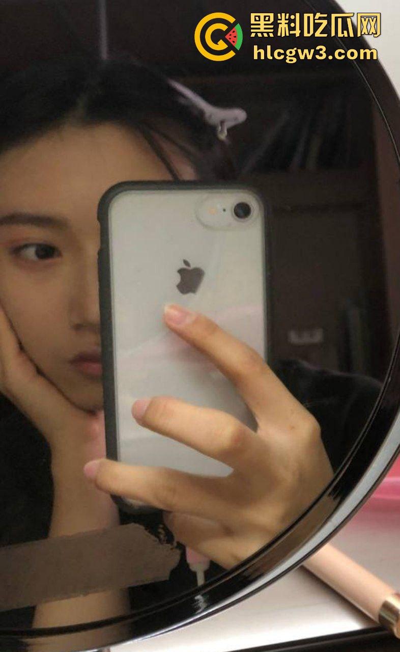 云盘惊爆大学学院派美女【薛晴晴】视频,清纯外表下骚浪翻天，富二代酒店无套猛操，口交服务后颜射满脸!  第3张