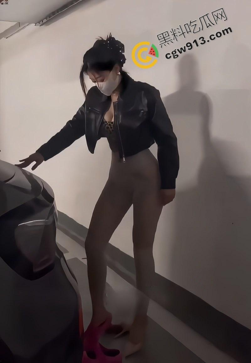 火热辣妈的放纵诱惑！骚母狗妈妈淫态撩人，浪逼被狂操喷汁，高潮浪叫鸡巴硬到炸，欲火焚身爽翻天！  第2张