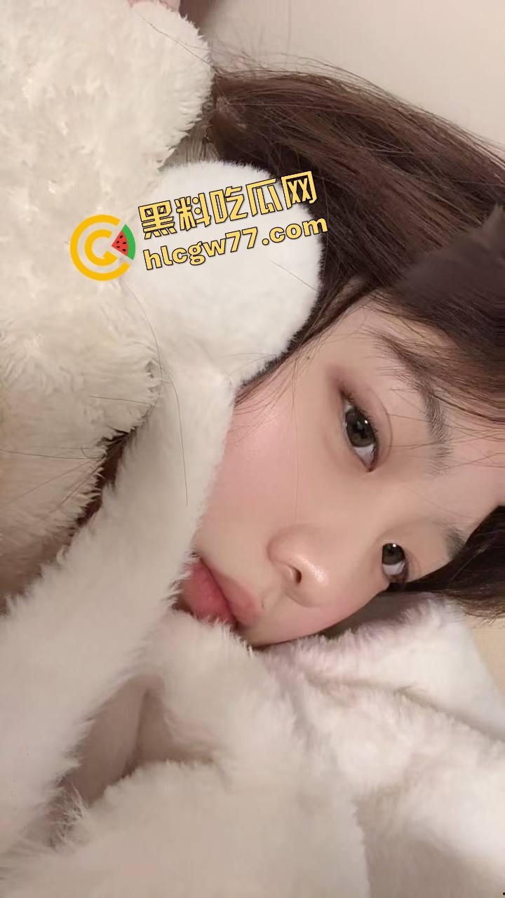 艺术反差婊留学生『田甜』 被带去KTV唱歌喝酒 微醺后带回酒店 没想到迎接她的是无尽的羞辱！  第3张