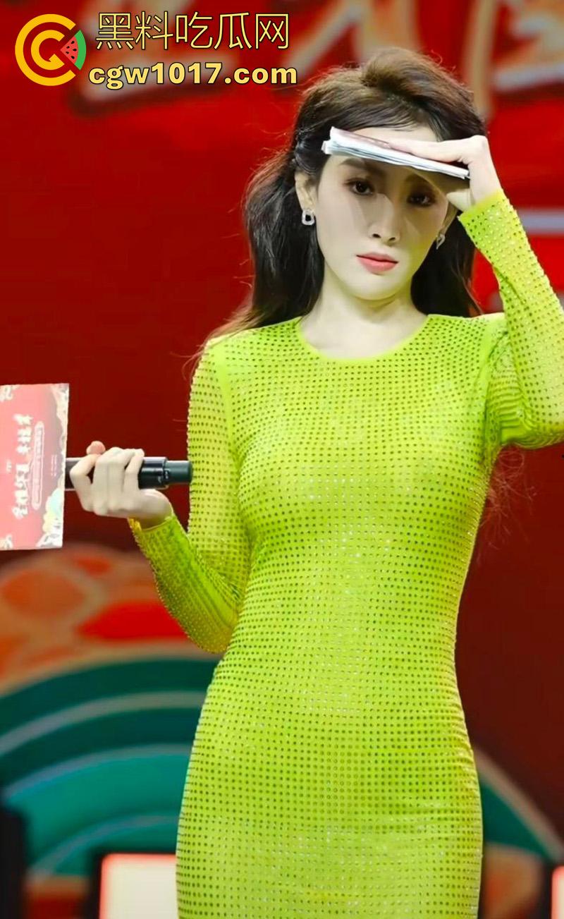 央视主持人【马卉】露奶事件，身材高挑纤细，两条大长腿修长诱人，竟想靠着露点火，直播间卖骚故意漏奶视频流出！  第7张