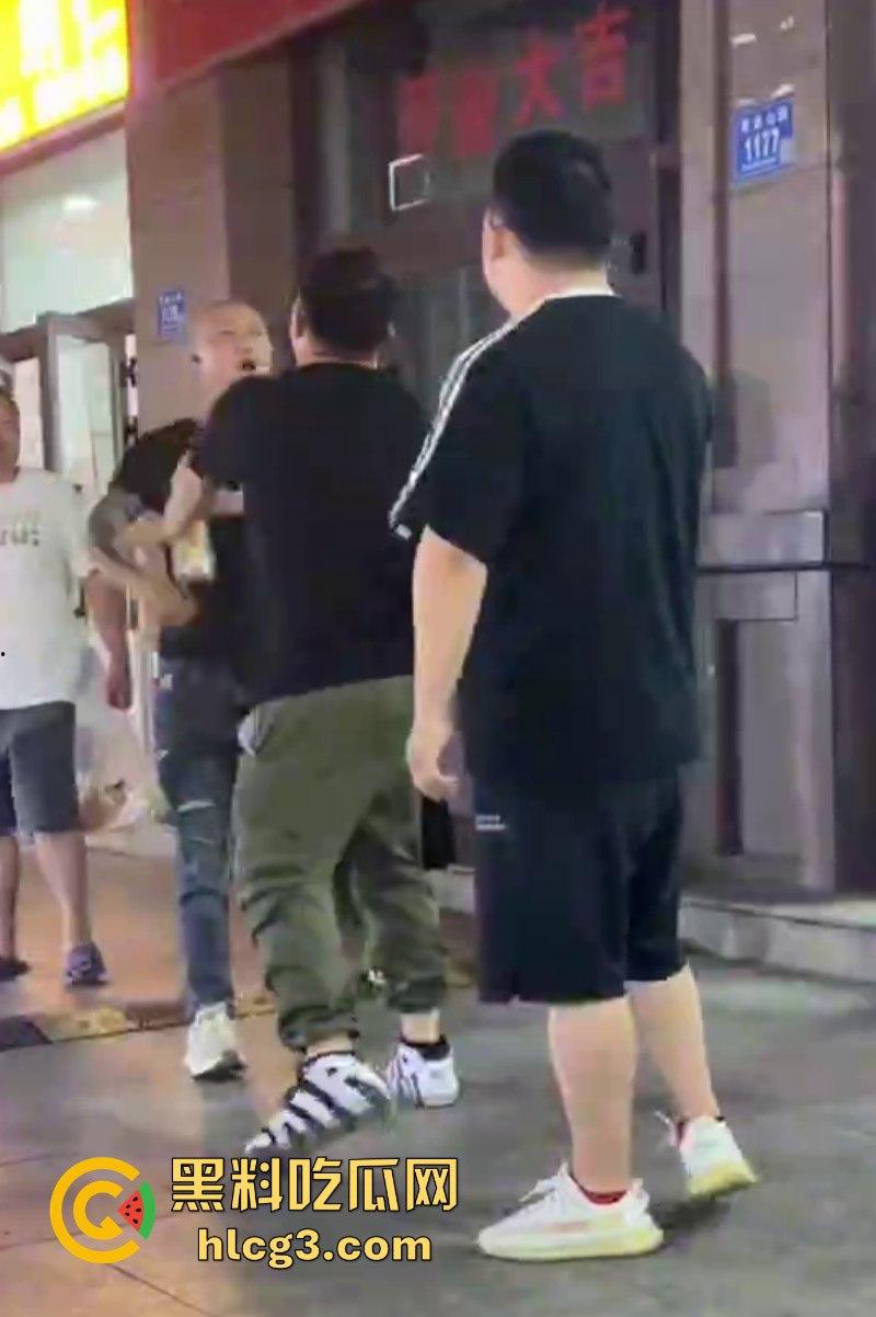 不作死就不会死！女孩烧烤店遭遇性骚扰 男友和其发生冲突对方态度却十分嚣张！  第4张