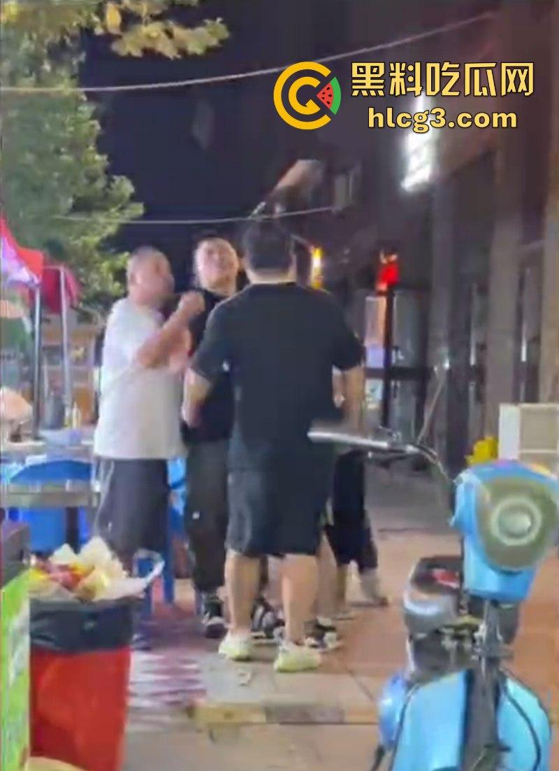不作死就不会死！女孩烧烤店遭遇性骚扰 男友和其发生冲突对方态度却十分嚣张！  第5张