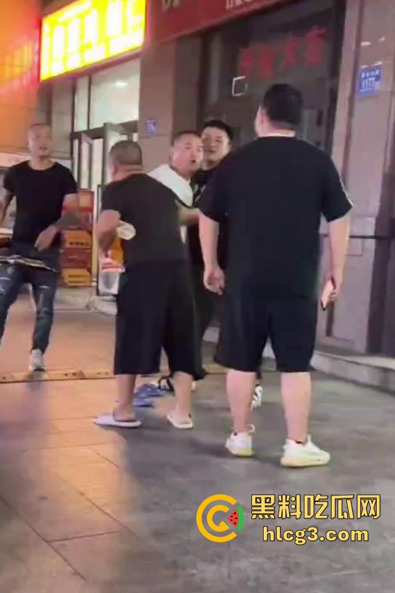 不作死就不会死！女孩烧烤店遭遇性骚扰 男友和其发生冲突对方态度却十分嚣张！  第6张