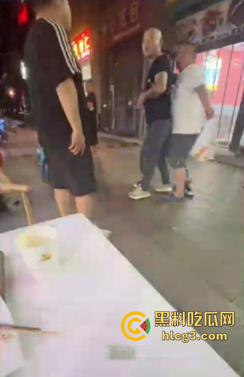 不作死就不会死！女孩烧烤店遭遇性骚扰 男友和其发生冲突对方态度却十分嚣张！  第8张